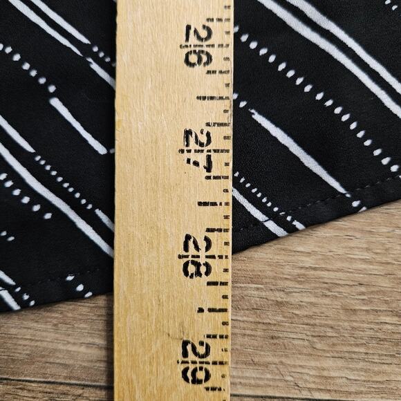 Maurices Black and White Women's Top Plus Size 1X Y Neck Tunic Dark Whimsical - Picture 10 of 14